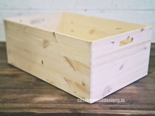 MaxSeven pine wood storage box with handle, 60x40x23.5 cm, sturdy and functional for organizing items.