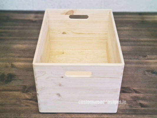 Pin HighFive pine wood storage box with handle, 40x30x23 cm, sturdy wooden box for organization and storage.