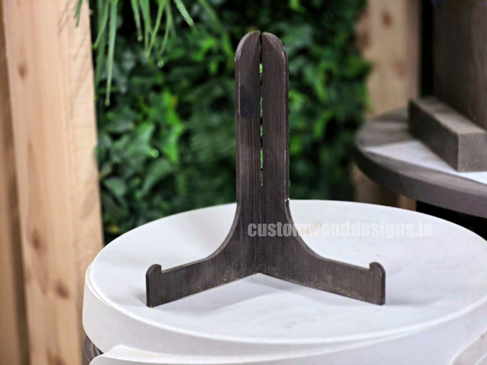CWDdisplays plate stand holding a decorative plate, showcasing a sturdy metal holder for displaying plates securely.