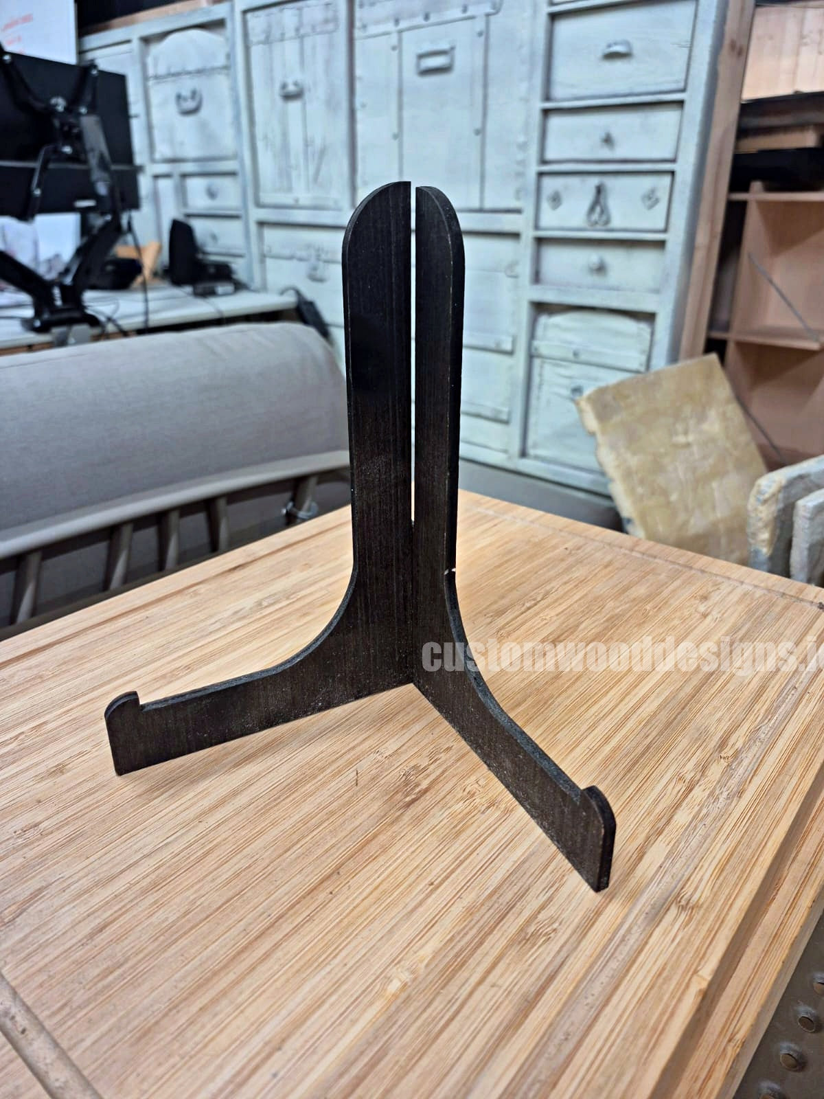 CWDdisplays plate stand holding a decorative plate, showcasing a sturdy metal display stand for plates and collectibles.