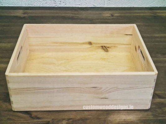 Pin FourStore pine wood storage box with handle, measuring 40x30x13.5 cm, natural wood finish and sturdy handle for carrying.