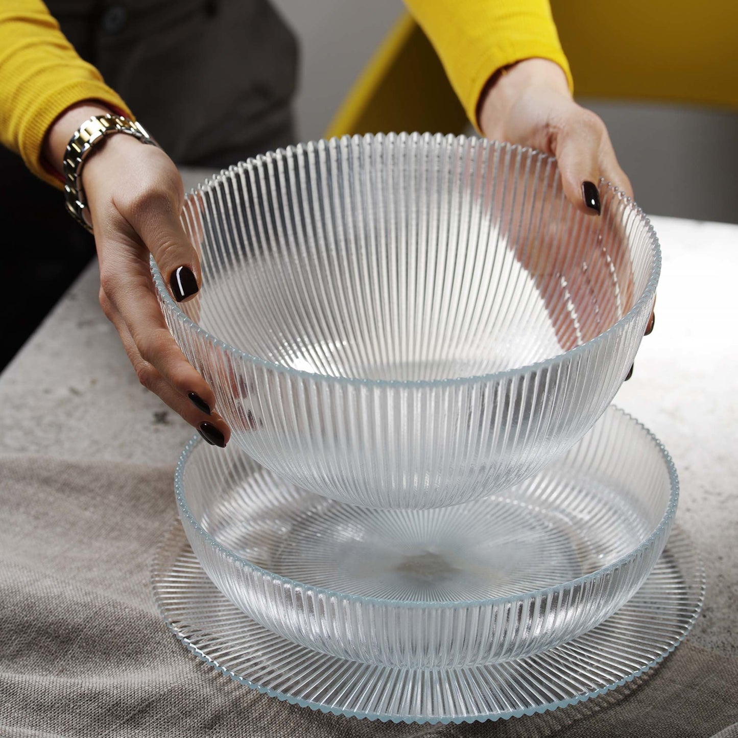 Fine Dine Aura cake stand with cover, 320x230mm, featuring a clear lid and elegant design for showcasing desserts.
