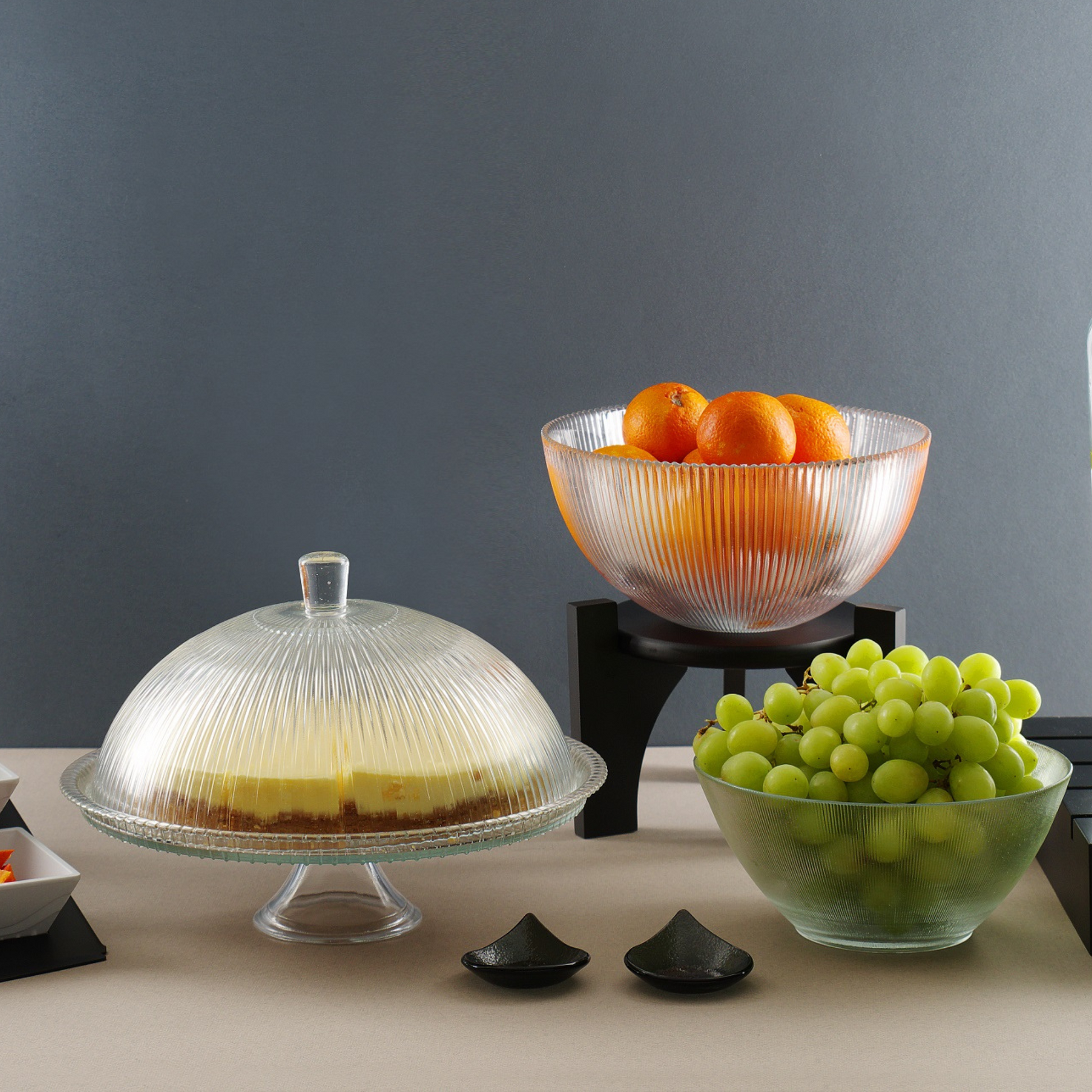 Fine Dine Aura cake stand with lid, 320mm diameter and 230mm height, featuring a clear cover for displaying baked goods.