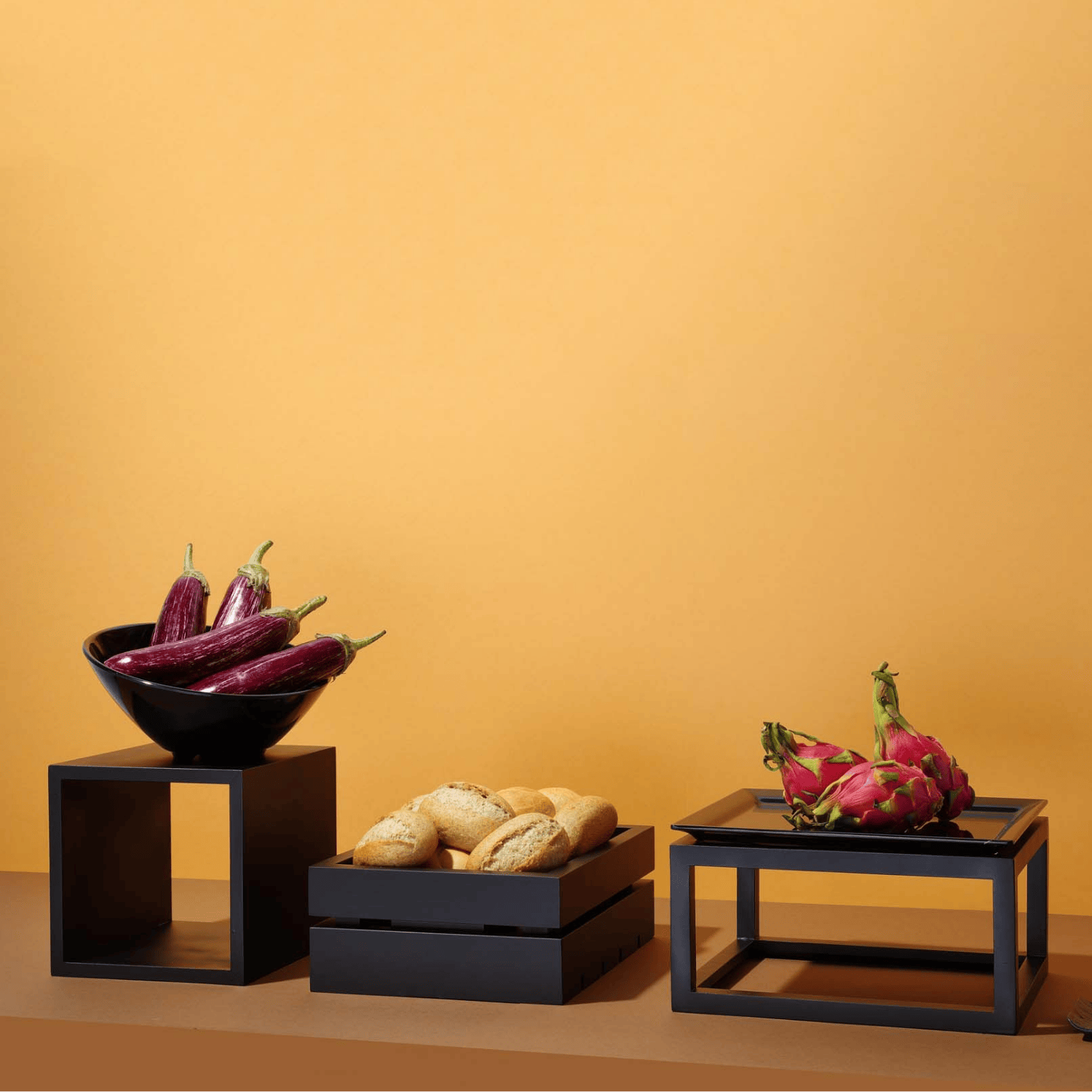 Black Madeira buffet tray GN 1/1 from Fine Dine with 530x325x40 mm dimensions, ideal for serving food at buffets.