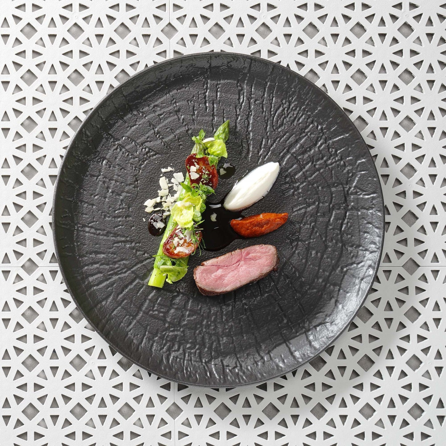 Rectangular plate by Fine Dine, 335x205mm, with a smooth ceramic surface and elegant design for serving food.