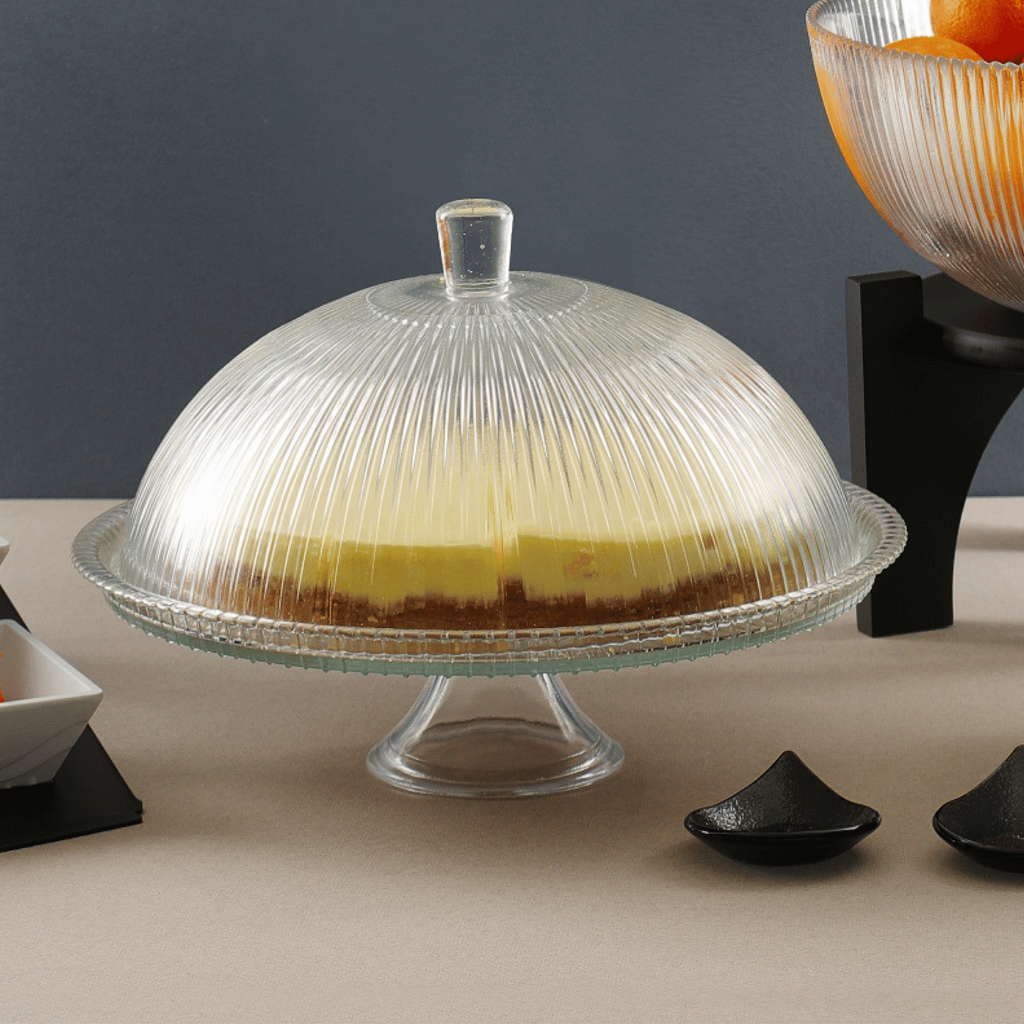 Fine Dine Aura cake stand with lid, 320x230mm, clear glass cover and elegant display base for cakes and desserts.